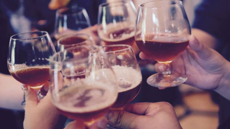 Ravenna, denunciati per l'aperitivo al market Ravenna, denunciati per l'aperitivo al market