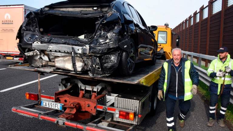 Rimini, incidente in A-14: coinvolte 6 auto e un camion, traffico in tilt sulla corsia Nord - Gallery Rimini, incidente in A-14: coinvolte 6 auto e un camion, traffico in tilt sulla corsia Nord - Gallery