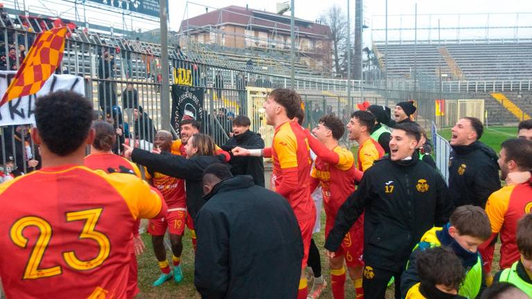 Il Ravenna festeggia: la corsa verso la vetta continua (foto Massimo Fiorentini) Il Ravenna festeggia: la corsa verso la vetta continua (foto Massimo Fiorentini)