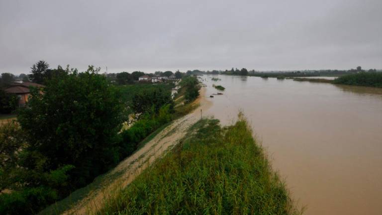Maltempo in Romagna, il Lamone rompe l’argine a Traversara, file sulla A14 dir - GALLERY Maltempo in Romagna, il Lamone rompe l’argine a Traversara, file sulla A14 dir - GALLERY