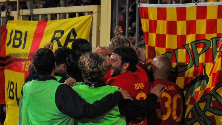 Il Ravenna fa festa dopo il raddoppio di Matteo Onofri (foto MASSIMO FIORENTINI) Il Ravenna fa festa dopo il raddoppio di Matteo Onofri (foto MASSIMO FIORENTINI)