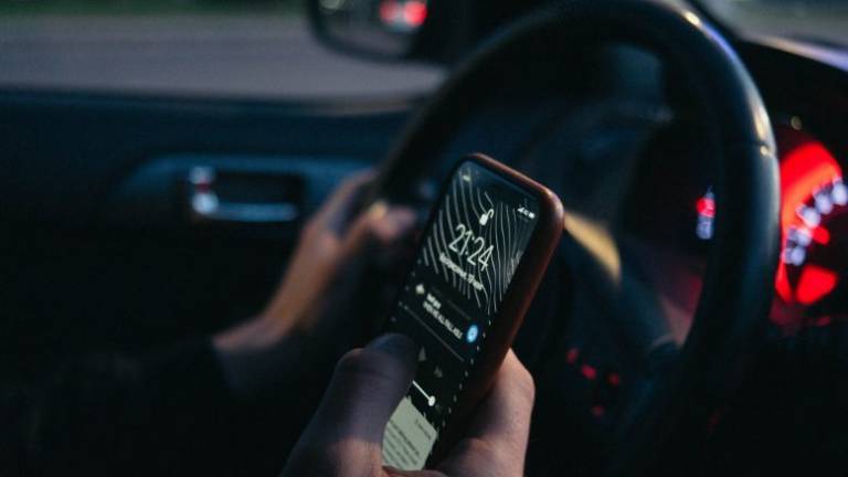 Forlì-Cesena, più multe per uso del telefonino al volante Forlì-Cesena, più multe per uso del telefonino al volante