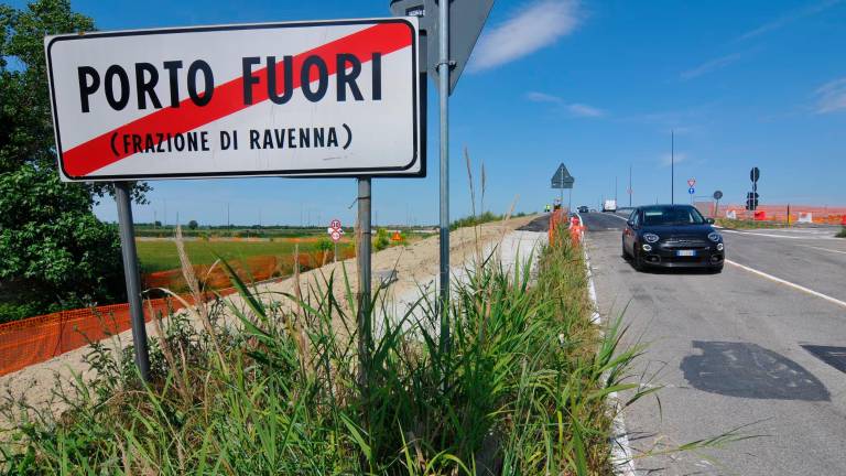 Ravenna, “posso provarlo io per primo?” Un arzillo signore in carrozzina collauda il nuovo ponte di Porto Fuori - Gallery Ravenna, “posso provarlo io per primo?” Un arzillo signore in carrozzina collauda il nuovo ponte di Porto Fuori - Gallery