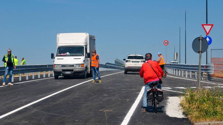 Ravenna, “posso provarlo io per primo?” Un arzillo signore in carrozzina collauda il nuovo ponte di Porto Fuori - Gallery Ravenna, “posso provarlo io per primo?” Un arzillo signore in carrozzina collauda il nuovo ponte di Porto Fuori - Gallery