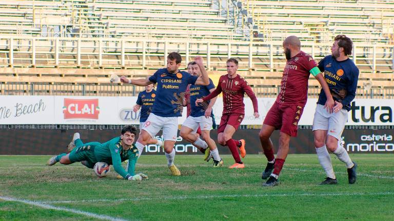 Francesco Manuzzi fermato dal portiere del Tau Altopascio nello 0-0 allo stadio Benelli (foto Massimo Fiorentini) Francesco Manuzzi fermato dal portiere del Tau Altopascio nello 0-0 allo stadio Benelli (foto Massimo Fiorentini)