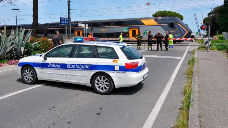 Lido di Classe: guida un mezzo troppo alto e aggancia i cavi del passaggio a livello senza accorgersene, strada chiusa e treni in ritardo - Gallery Lido di Classe: guida un mezzo troppo alto e aggancia i cavi del passaggio a livello senza accorgersene, strada chiusa e treni in ritardo - Gallery
