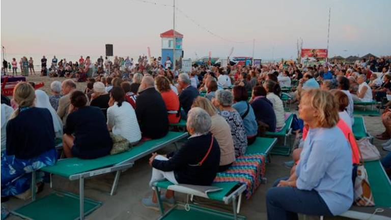 Rimini, una folla per la messa all’alba in riva al mare GALLERY Rimini, una folla per la messa all’alba in riva al mare GALLERY