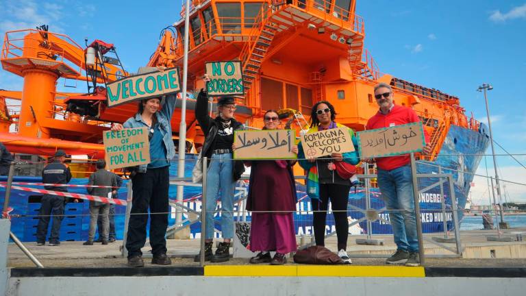 Gli attivisti di “Romagna welcome” hanno dato il benvenuto ai migranti (foto Massimo Fiorentini) Gli attivisti di “Romagna welcome” hanno dato il benvenuto ai migranti (foto Massimo Fiorentini)