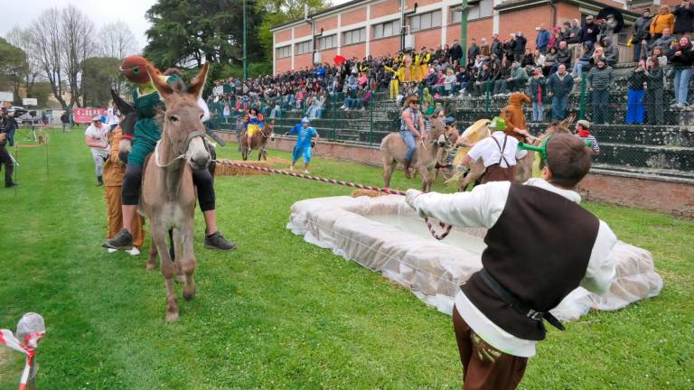 Alcune immagini del tradizionale appuntamento di Pasquetta a Fontanelice (foto mmph) Alcune immagini del tradizionale appuntamento di Pasquetta a Fontanelice (foto mmph)