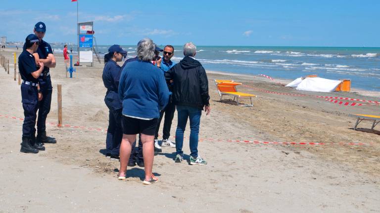 Cervia, tragedia in spiaggia: travolta e uccisa da una ruspa a Pinarella - Gallery Cervia, tragedia in spiaggia: travolta e uccisa da una ruspa a Pinarella - Gallery