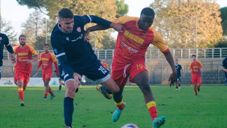 Aziz Sare in azione con la maglia giallorossa (foto MASSIMO FIORENTINI) Aziz Sare in azione con la maglia giallorossa (foto MASSIMO FIORENTINI)