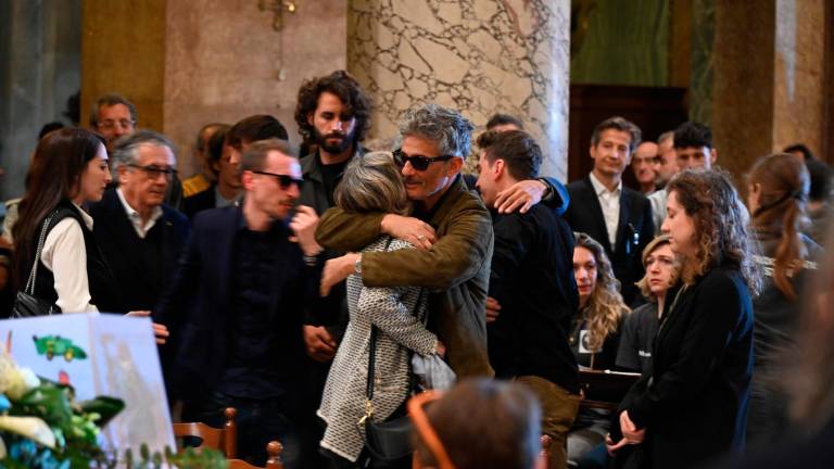 L’abbraccio di Rosario Fiorello alla moglie di Fabrizio Borra (foto Fabio Blaco) L’abbraccio di Rosario Fiorello alla moglie di Fabrizio Borra (foto Fabio Blaco)