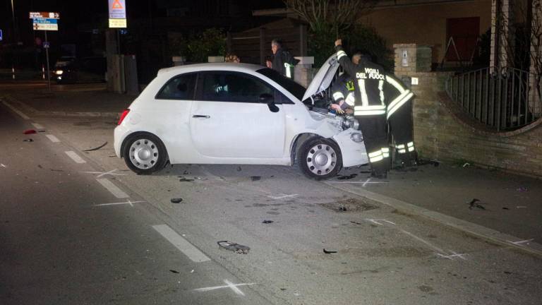 La Fiat 500 parcheggiata e danneggiata La Fiat 500 parcheggiata e danneggiata