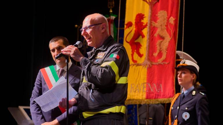 Alluvione in Romagna un anno dopo: Ravenna conferisce la cittadinanza onoraria al capo dei Vigili del Fuoco VIDEO GALLERY Alluvione in Romagna un anno dopo: Ravenna conferisce la cittadinanza onoraria al capo dei Vigili del Fuoco VIDEO GALLERY