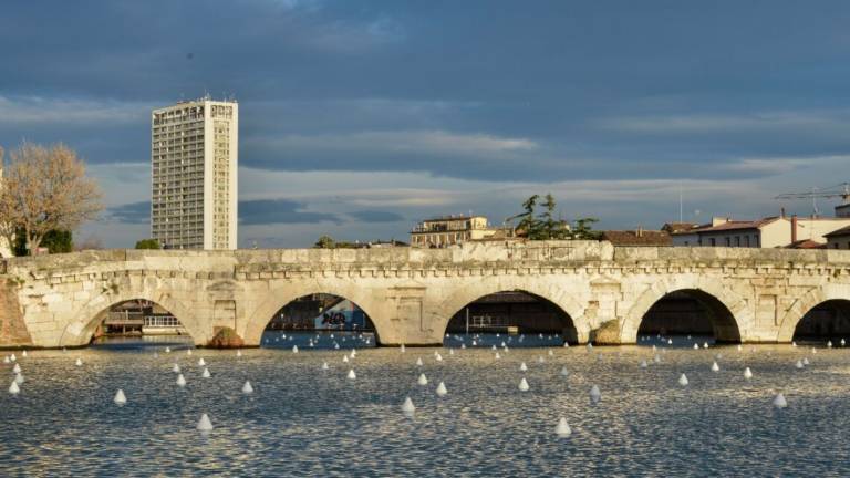 Rimini. Sull’acqua iniziano a danzare 208 boe di luce Rimini. Sull’acqua iniziano a danzare 208 boe di luce