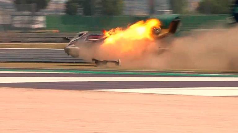 Paura a Misano al Gt World Challenge Sprint Cup, pauroso incidente e auto in fiamme Paura a Misano al Gt World Challenge Sprint Cup, pauroso incidente e auto in fiamme