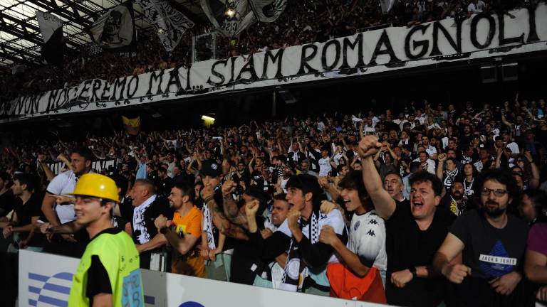 Calcio C, Cesena: una rete fissa per salvare i palloni davanti alla curva Calcio C, Cesena: una rete fissa per salvare i palloni davanti alla curva