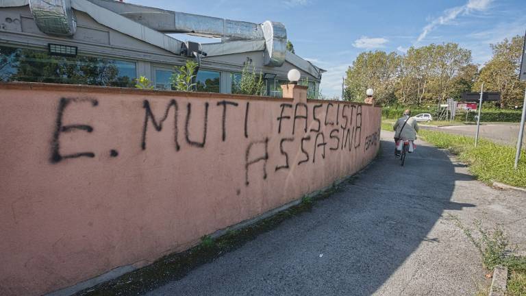 Ravenna, nuova scritta contro Muti sui muri di un ristorante Ravenna, nuova scritta contro Muti sui muri di un ristorante