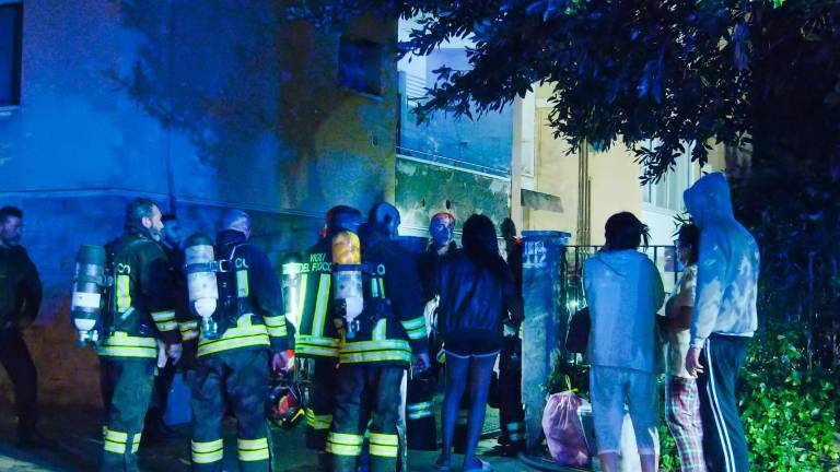 Incendio nella notte a Ravenna, evacuata un’intera palazzina VIDEO GALLERY Incendio nella notte a Ravenna, evacuata un’intera palazzina VIDEO GALLERY