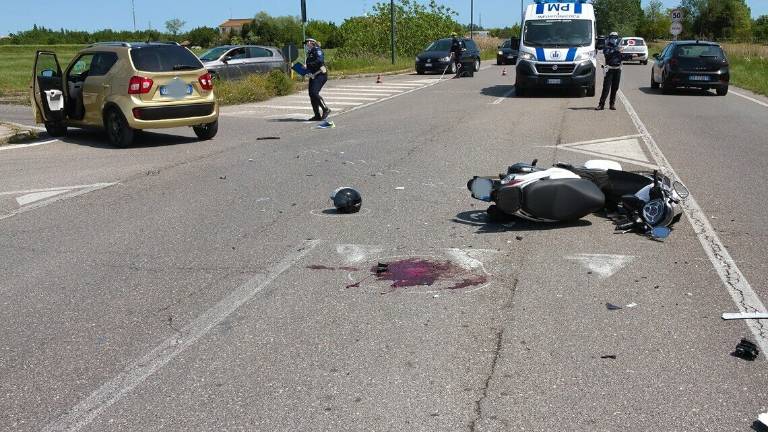 Ravenna, scontro auto-scooter. Ferito 70enne portato al Bufalini. Traffico in tilt Ravenna, scontro auto-scooter. Ferito 70enne portato al Bufalini. Traffico in tilt