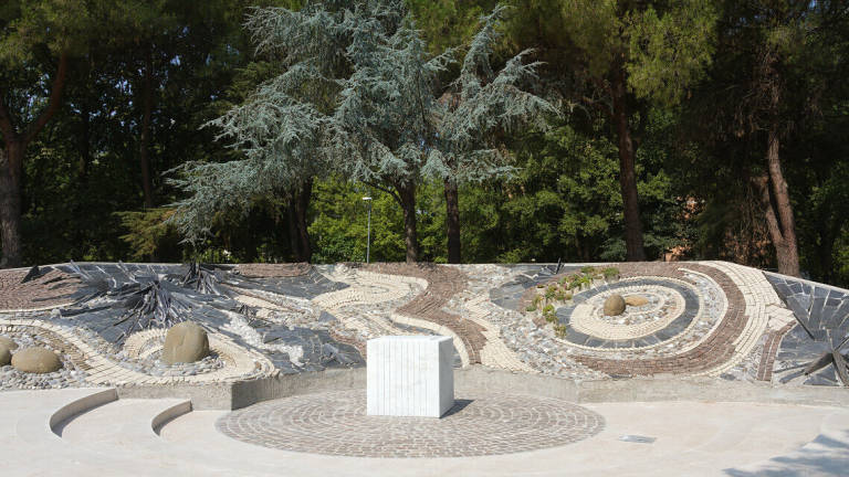Ravenna, restaurata la fontana a mosaico del Parco della Pace Ravenna, restaurata la fontana a mosaico del Parco della Pace