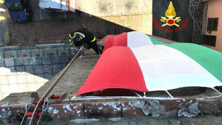 Casalfiumanese, si stacca il tricolore, vigili del fuoco in azione Casalfiumanese, si stacca il tricolore, vigili del fuoco in azione