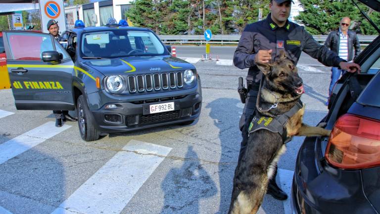Rimini, lancia il cellulare dall'auto e finisce in manette Rimini, lancia il cellulare dall'auto e finisce in manette