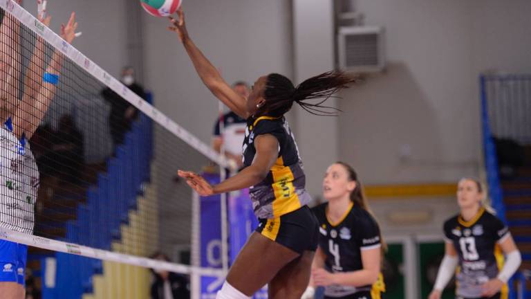 Volley A2 donne play-off, serata triste: Coulibaly si rompe il legamento crociato e l'Omag-Mt va ko con Martignacco Volley A2 donne play-off, serata triste: Coulibaly si rompe il legamento crociato e l'Omag-Mt va ko con Martignacco