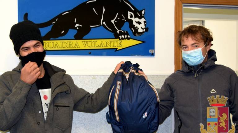 Rimini. Trova zaino con 7mila euro e lo porta in questura Rimini. Trova zaino con 7mila euro e lo porta in questura