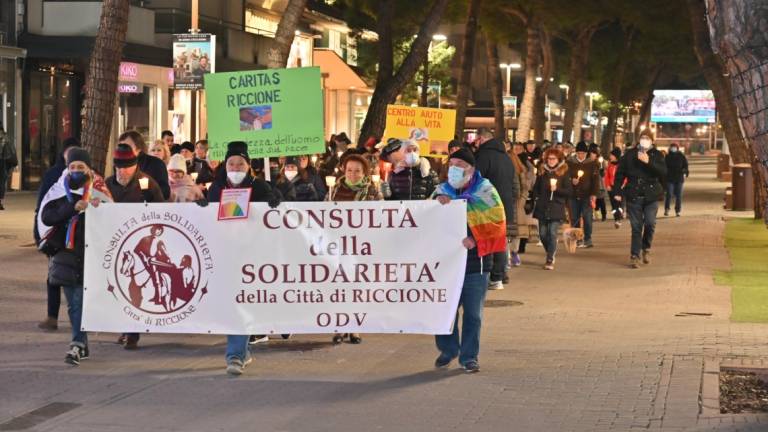 Guerra in Ucraina: fiaccolata per la pace a Riccione Guerra in Ucraina: fiaccolata per la pace a Riccione