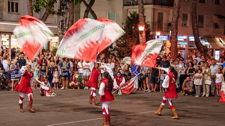 I figuranti del Palio del Daino giovedì a Riccione in viale Ceccarini I figuranti del Palio del Daino giovedì a Riccione in viale Ceccarini