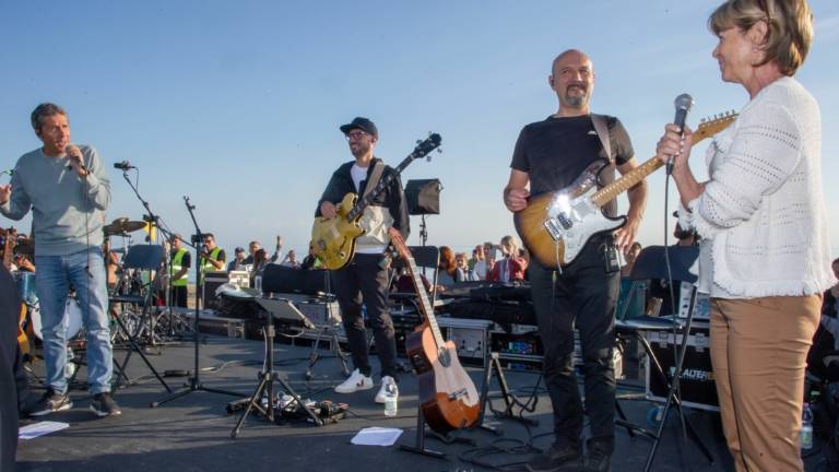 Riccione. In 2000 in spiaggia per Barbarossa e il concerto all'alba Riccione. In 2000 in spiaggia per Barbarossa e il concerto all'alba