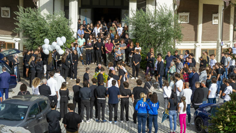 Una folla commossa al funerale di Simone De Luigi, il diciottenne morto con Giada Penserini Una folla commossa al funerale di Simone De Luigi, il diciottenne morto con Giada Penserini