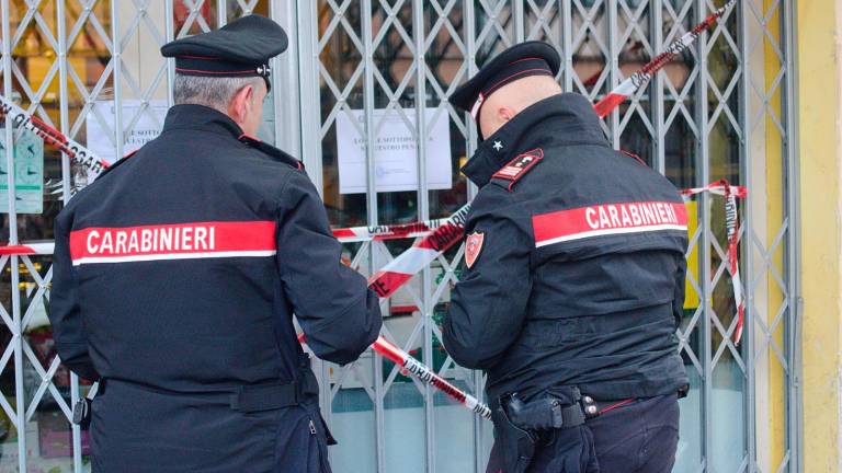 Ravenna, donna ferita con un’arma da taglio in un negozio in centro. Fendenti in tutto il corpo e a un occhio: arrestato un uomo Ravenna, donna ferita con un’arma da taglio in un negozio in centro. Fendenti in tutto il corpo e a un occhio: arrestato un uomo