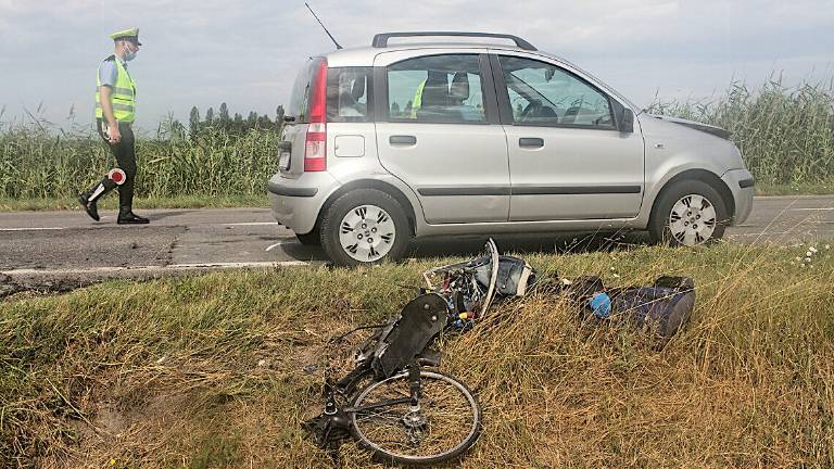 Ravenna, scontro auto bici sul Dismano. Grave cicloamatore Ravenna, scontro auto bici sul Dismano. Grave cicloamatore