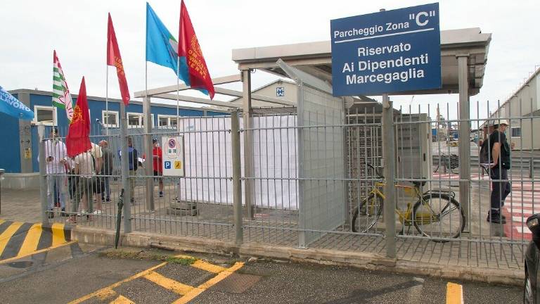 Operaio morto a Marcegaglia, i sindacati chiedono più responsabili della sicurezza Operaio morto a Marcegaglia, i sindacati chiedono più responsabili della sicurezza