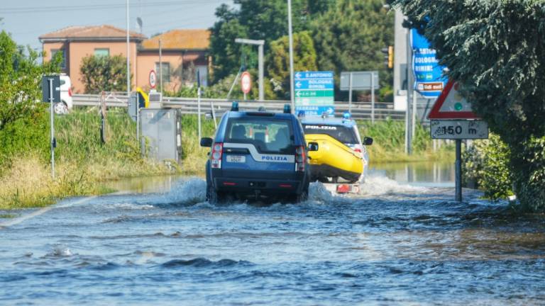 Esercito in azione per liberare Ravenna dall'acqua VIDEO GALLERY Esercito in azione per liberare Ravenna dall'acqua VIDEO GALLERY
