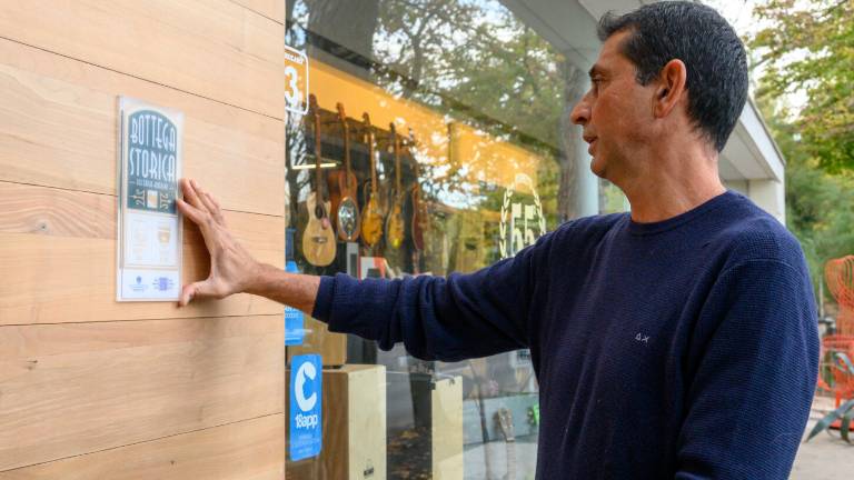 Riccione, Righetti strumenti musicali diventa bottega storica Riccione, Righetti strumenti musicali diventa bottega storica