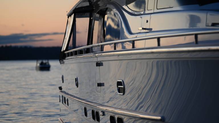 Ravenna, tasse non pagate: sequestrato uno yacht di 14 metri con bandiera Usa Ravenna, tasse non pagate: sequestrato uno yacht di 14 metri con bandiera Usa