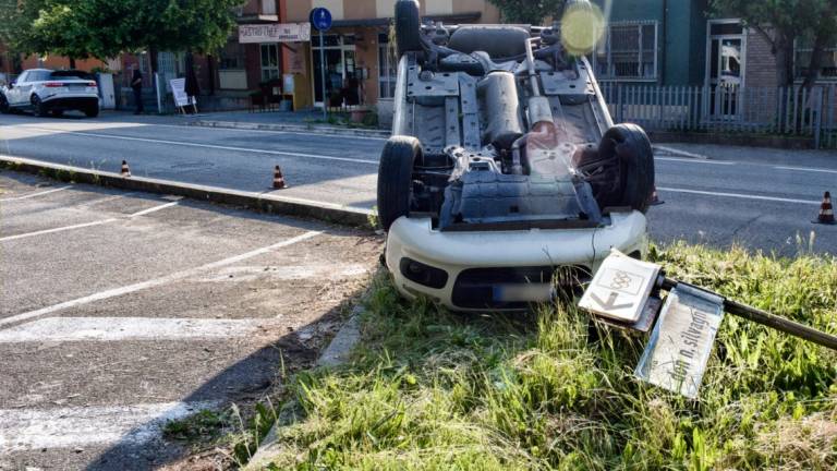 Ravenna, incidente a Santo Stefano: si ribalta all'altezza dell'incrocio Ravenna, incidente a Santo Stefano: si ribalta all'altezza dell'incrocio