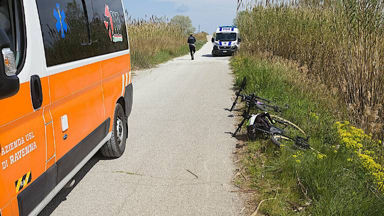 Ravenna, urto tra due bici sull'argine. Un ciclista al Bufalini Ravenna, urto tra due bici sull'argine. Un ciclista al Bufalini