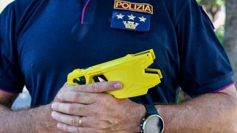 Sicurezza, taser arrivati: si parte a Riccione con le pistole a impulsi elettrici Sicurezza, taser arrivati: si parte a Riccione con le pistole a impulsi elettrici