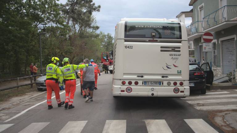 Incidente tra un'auto e un autobus a Punta Marina Incidente tra un'auto e un autobus a Punta Marina