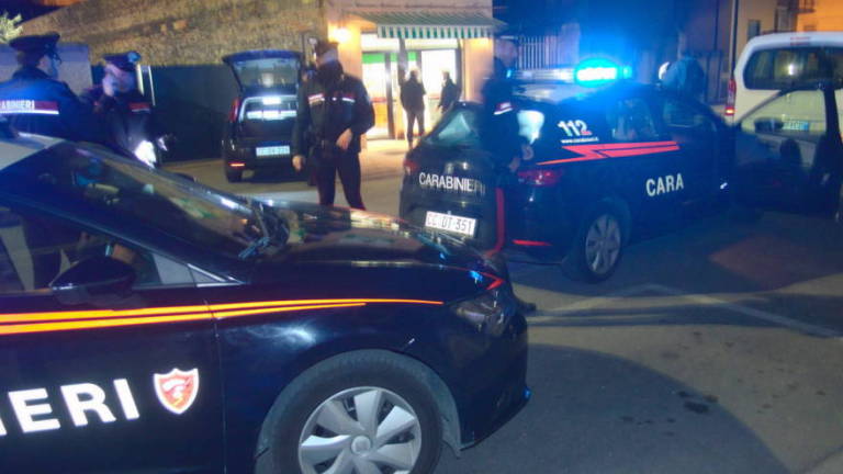 Ravenna, tentano rapina al market con pistola e mascherine Ravenna, tentano rapina al market con pistola e mascherine