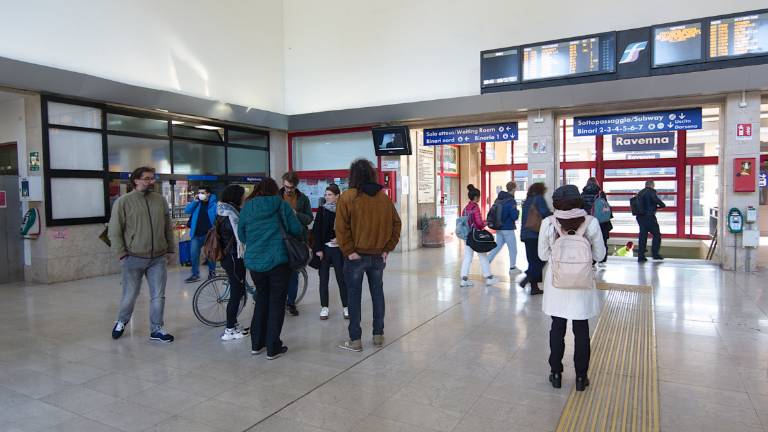 Terremoto, treni soppressi: disagi a Ravenna per i pendolari Terremoto, treni soppressi: disagi a Ravenna per i pendolari