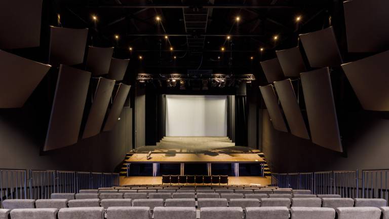 Riapre il teatro Rasi: sul palco la prima di Pianura con Belpoliti Riapre il teatro Rasi: sul palco la prima di Pianura con Belpoliti