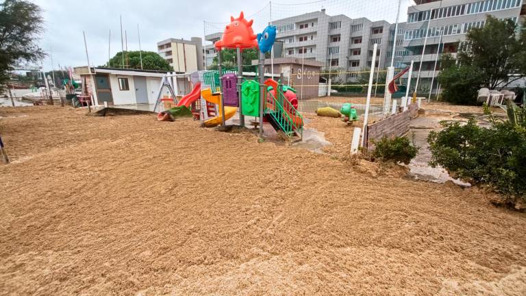 Maltempo Ravenna, disastro in spiaggia: il mare allaga decine di stabilimenti Maltempo Ravenna, disastro in spiaggia: il mare allaga decine di stabilimenti