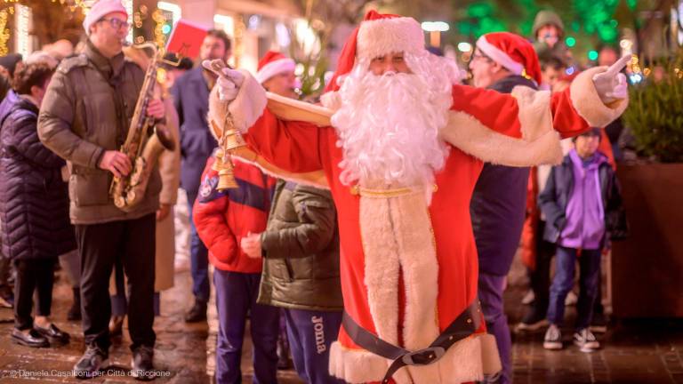 Babbo Natale è arrivato a Riccione con i lama Luna, Terra e Forza. Inaugurato il Giardino sul mare col bosco illuminato Babbo Natale è arrivato a Riccione con i lama Luna, Terra e Forza. Inaugurato il Giardino sul mare col bosco illuminato