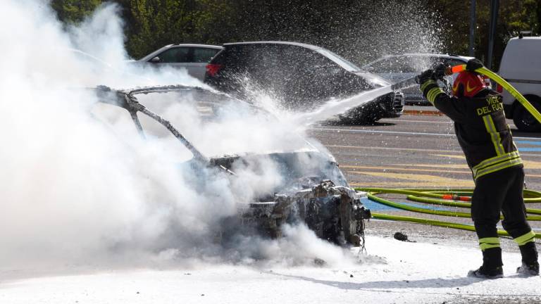 Incendio: auto a fuoco al casello A14 di Rimini sud - VIDEO GALLERY Incendio: auto a fuoco al casello A14 di Rimini sud - VIDEO GALLERY