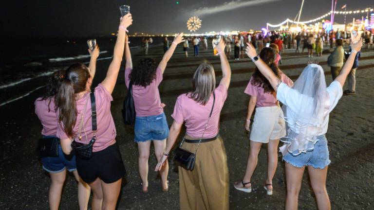 Notte Rosa 2025, Rimini esulta: “Un ferragosto anticipato” - Gallery Notte Rosa 2025, Rimini esulta: “Un ferragosto anticipato” - Gallery